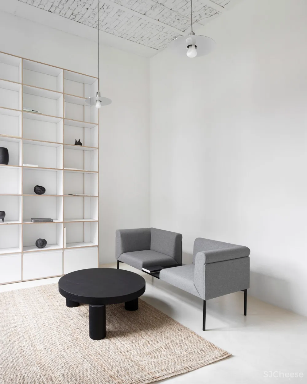 层高 4 米的极简公寓, 做个夹层空间大一倍