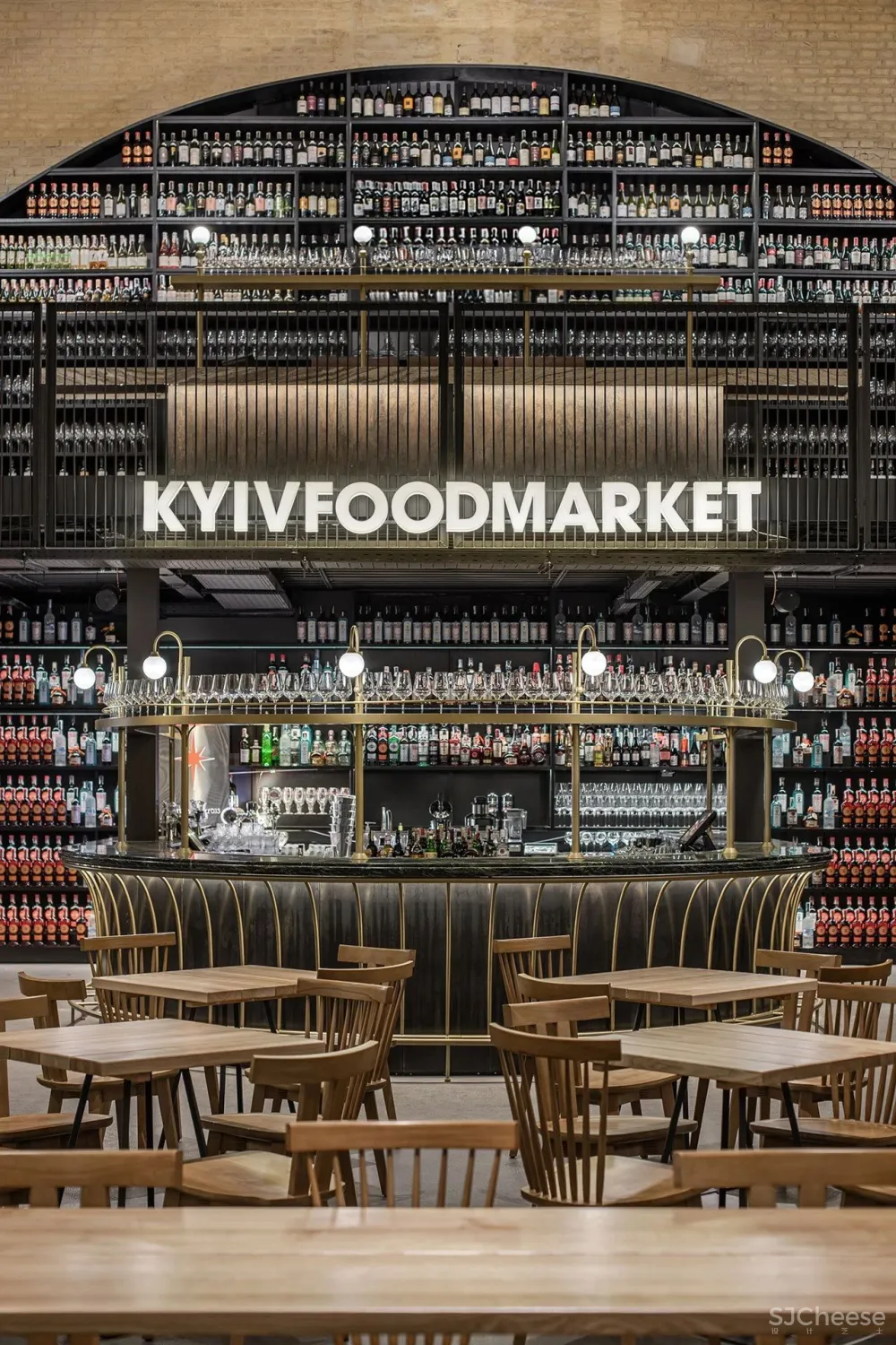 一个18世纪的军火库改造成基辅一个繁华的食品市场