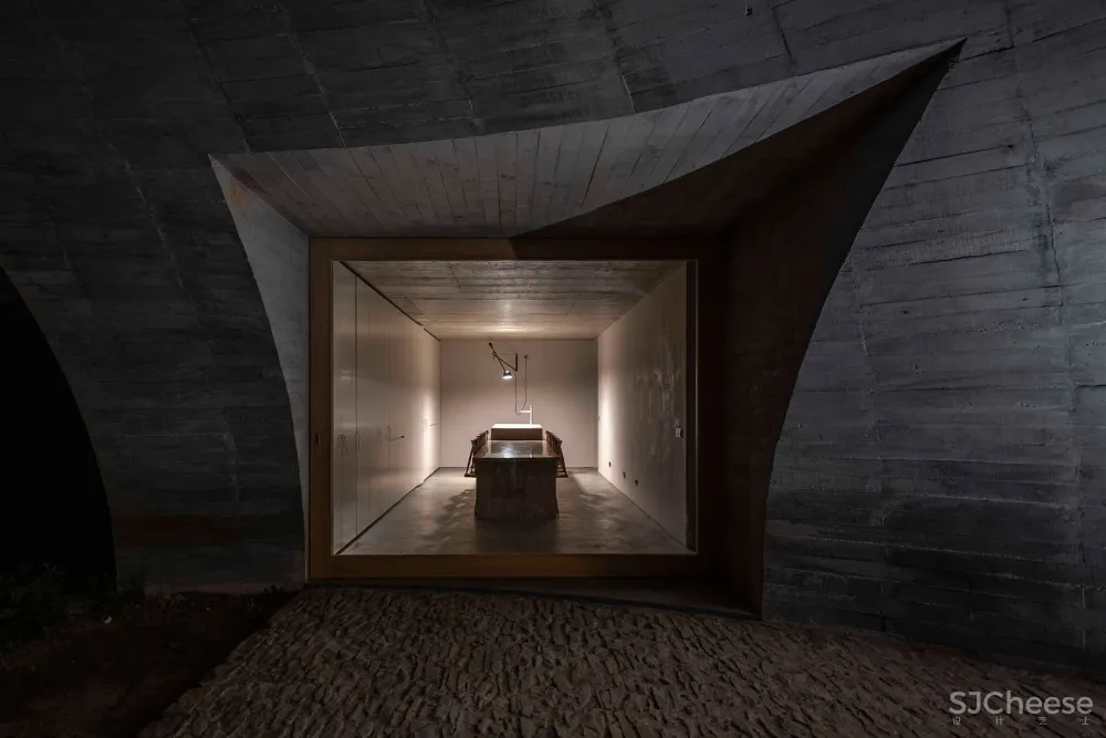 首发｜Aires Mateus 在葡萄牙乡村的泥土里藏了一所混凝土的房子