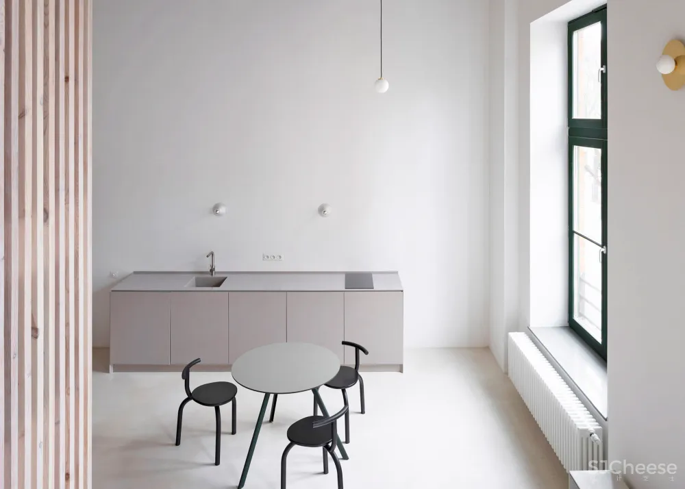 层高 4 米的极简公寓, 做个夹层空间大一倍