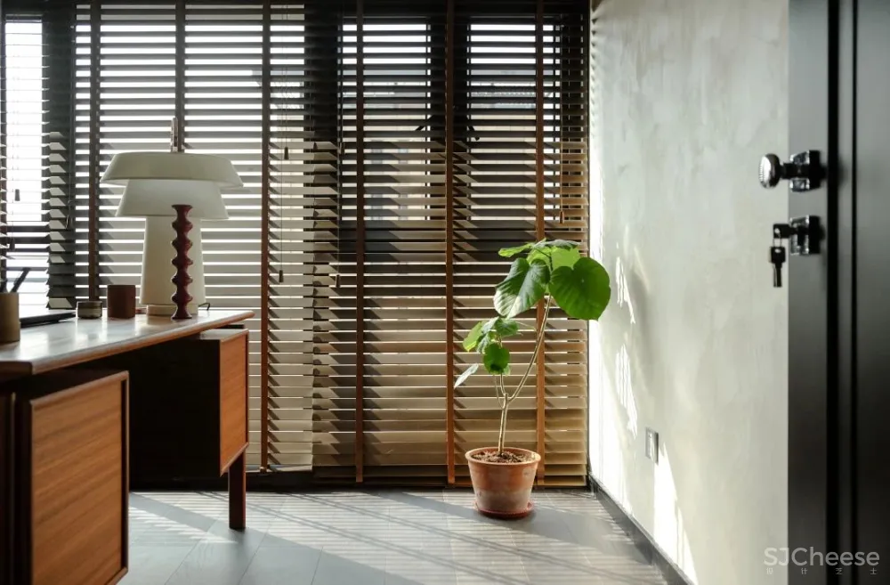 深圳小夫妻花半年时间等待家具漂洋过海，入住这个现代与古典之家