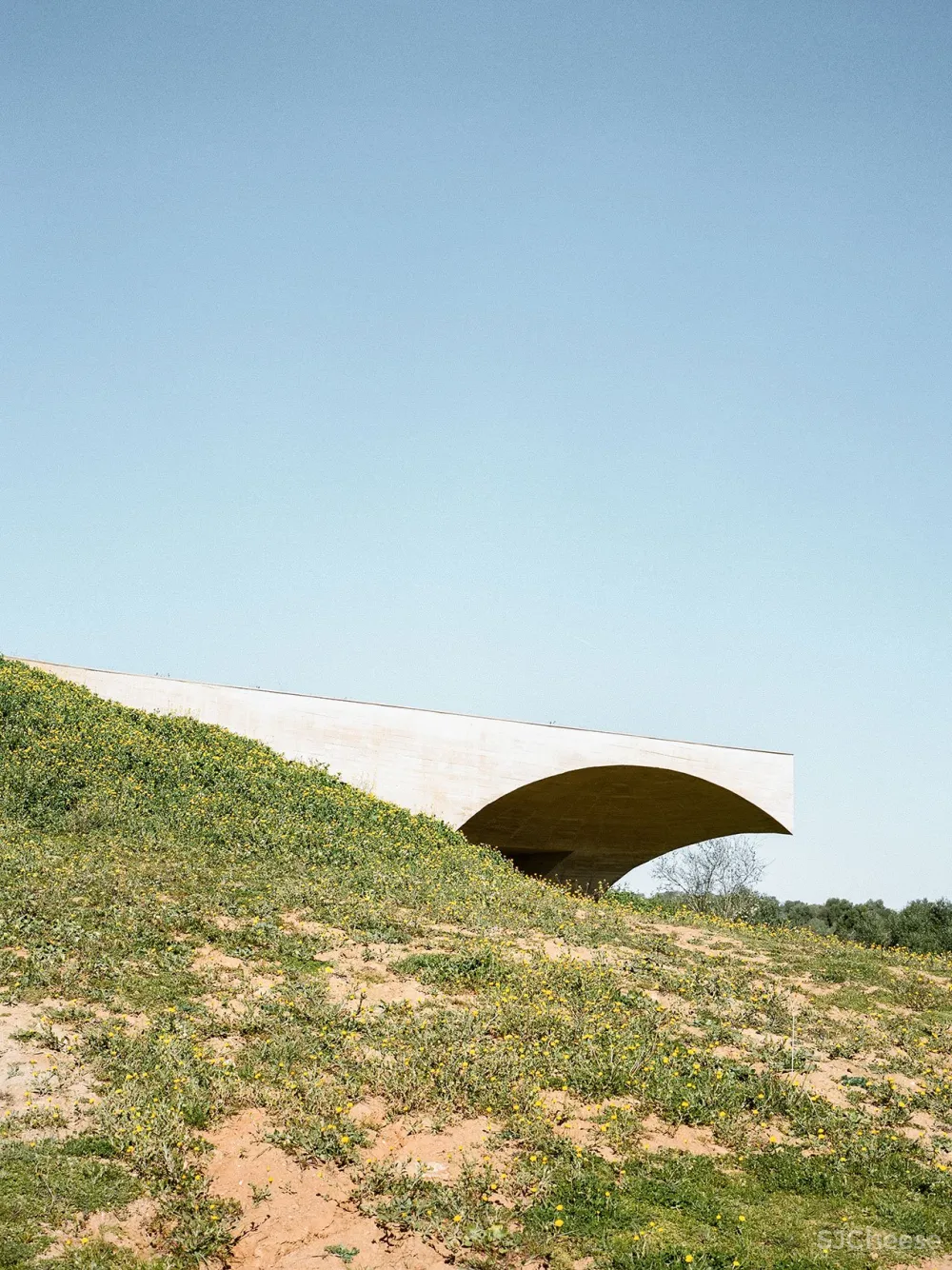 首发｜Aires Mateus 在葡萄牙乡村的泥土里藏了一所混凝土的房子