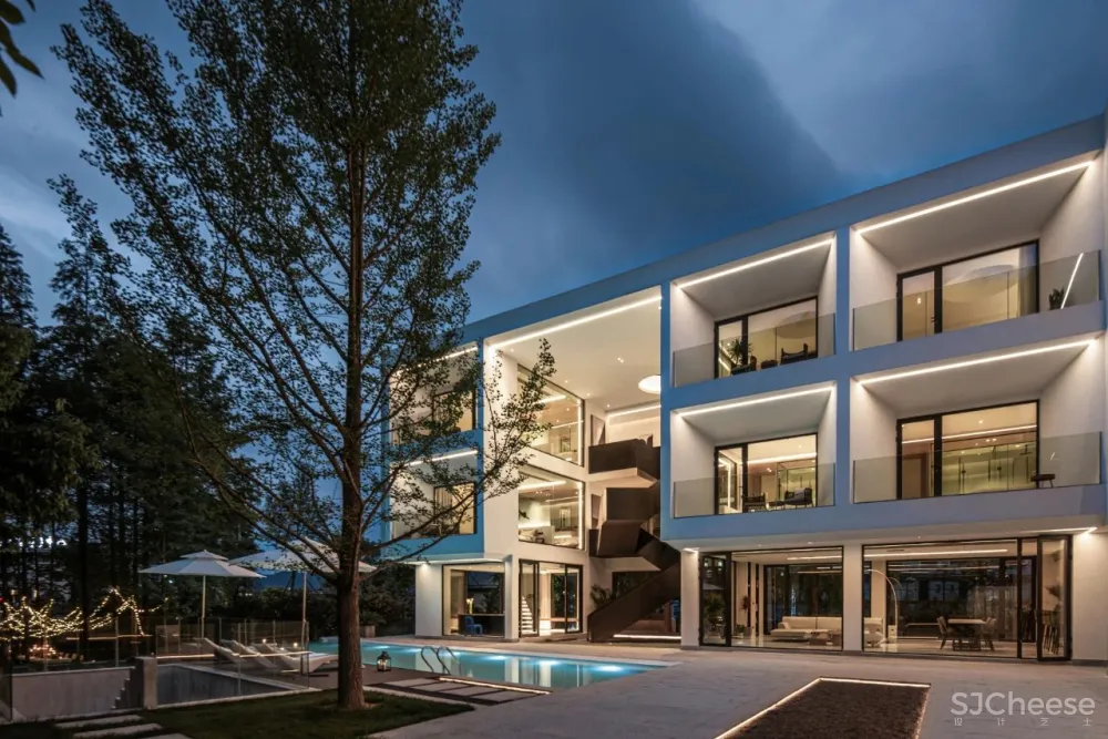 杉树林里的极美民宿