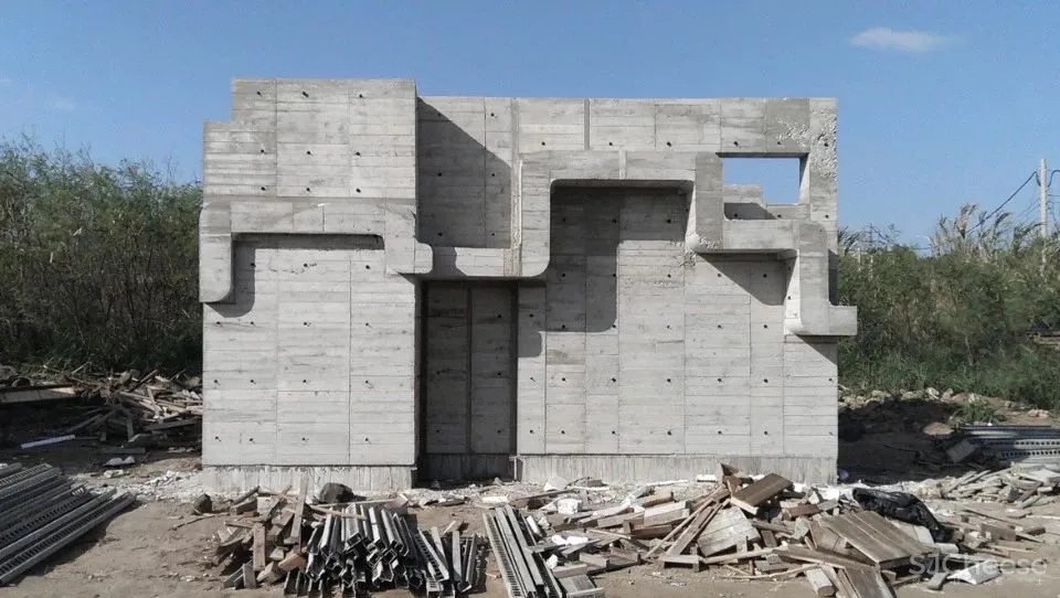 乡下大妈请日本人造房,修了6年,一扇窗都没有