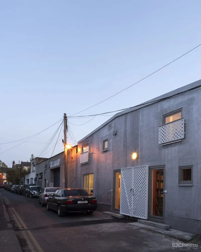 仓库改造成工业风的家,巧开天窗让空间更通透