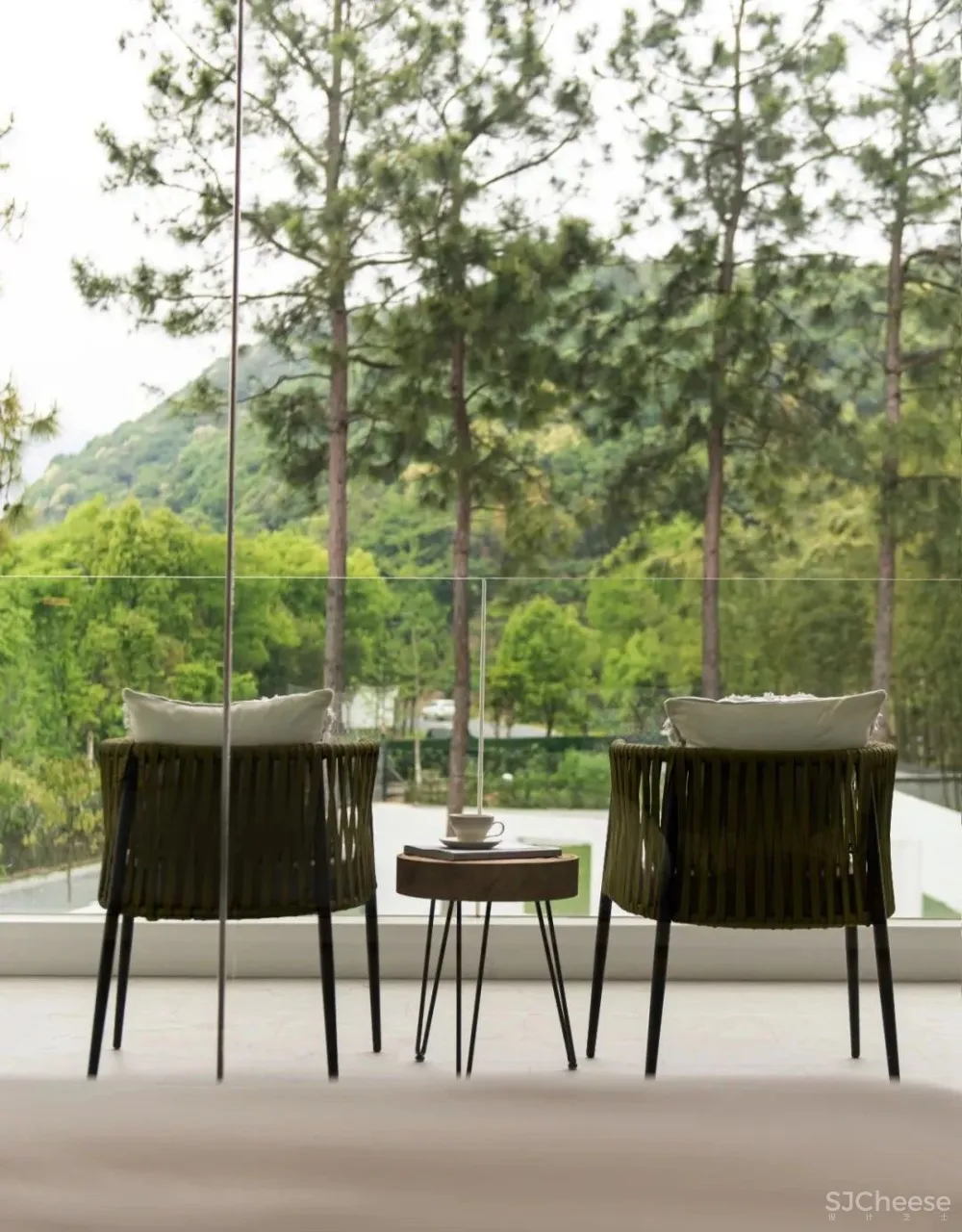 杉树林里的极美民宿