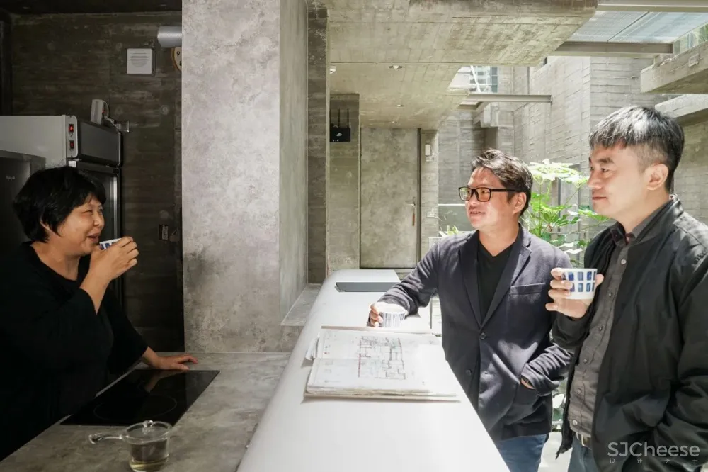 乡下大妈请日本人造房,修了6年,一扇窗都没有