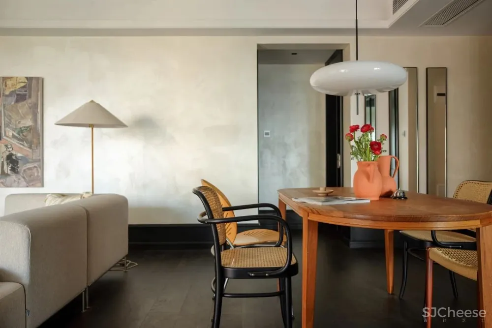 深圳小夫妻花半年时间等待家具漂洋过海，入住这个现代与古典之家