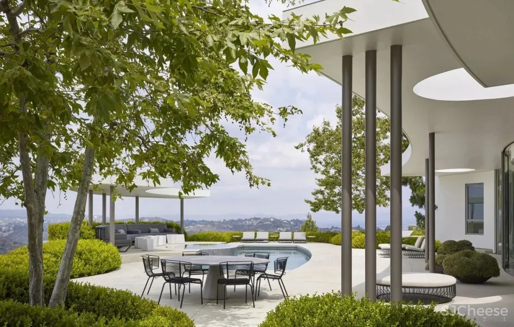 【搭-配】来自Beverly Hills Estate的开放性住宅 Jamie Bush