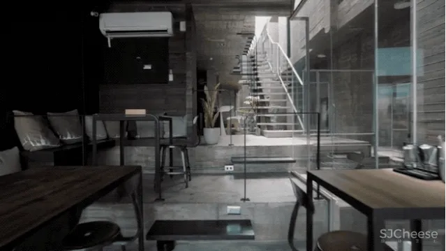 乡下大妈请日本人造房,修了6年,一扇窗都没有