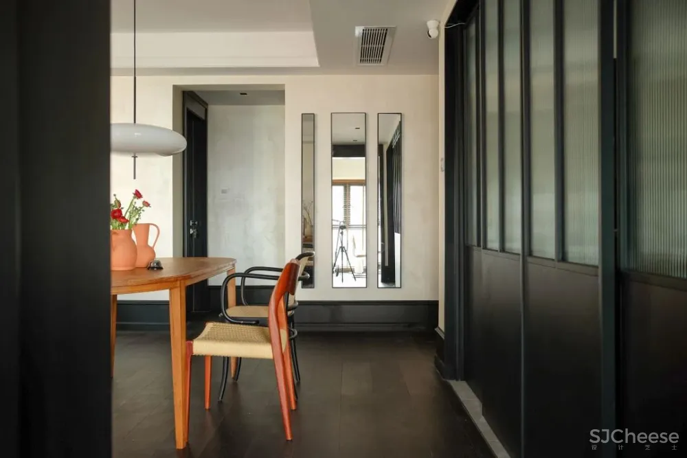 深圳小夫妻花半年时间等待家具漂洋过海，入住这个现代与古典之家