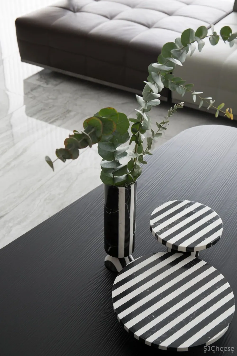 380㎡现代轻奢大宅,用线条勾勒空间的精髓!