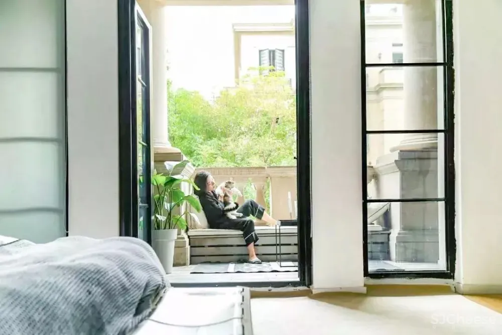 最牛租房族!安徽美女7500块在上海住300㎡,装成精致毛坯房