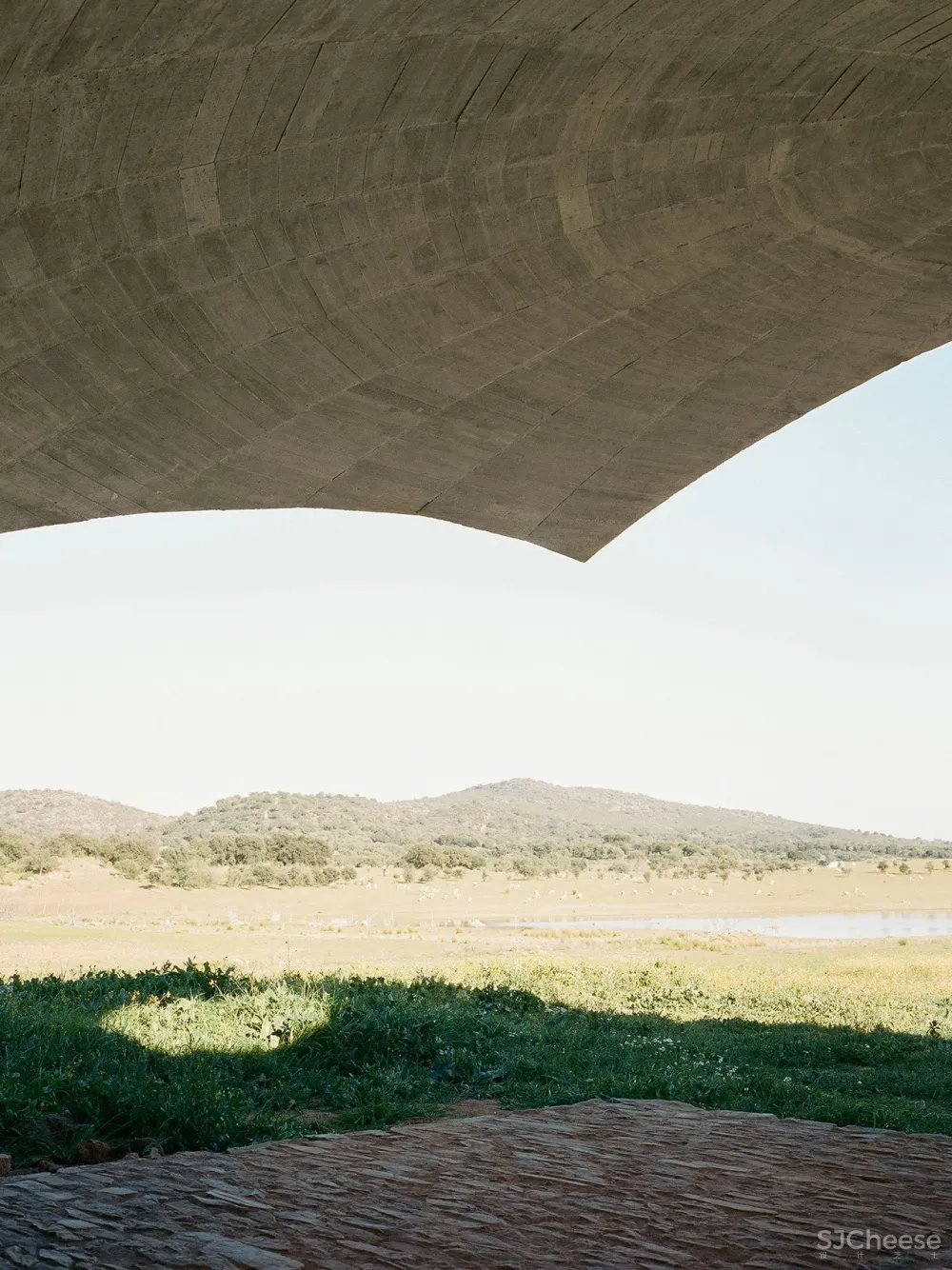 首发｜Aires Mateus 在葡萄牙乡村的泥土里藏了一所混凝土的房子