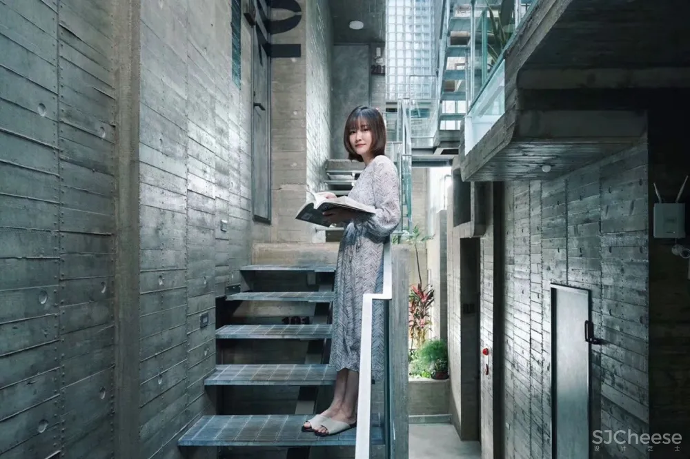 乡下大妈请日本人造房,修了6年,一扇窗都没有