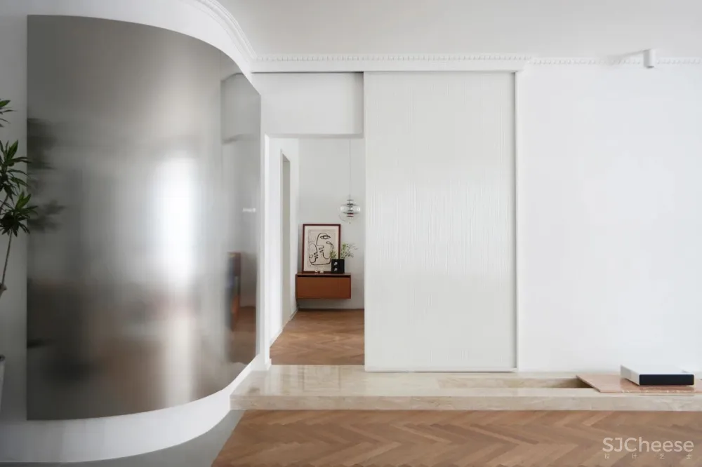 180㎡普通两居室,出彩全靠砸墙和抬高?