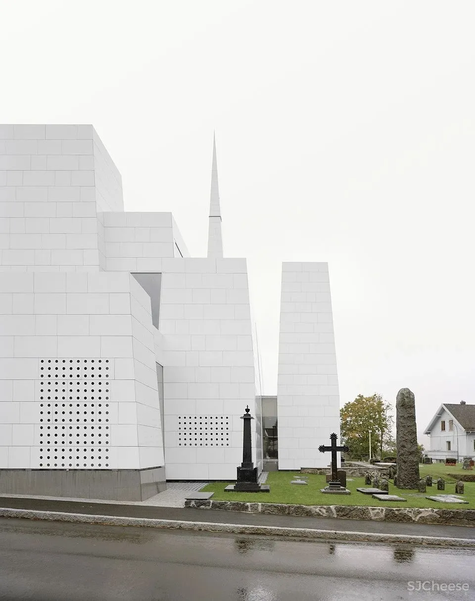 挪威波什格伦教堂:洁白瓷砖包覆的“复活”教堂 Espen Surnevik