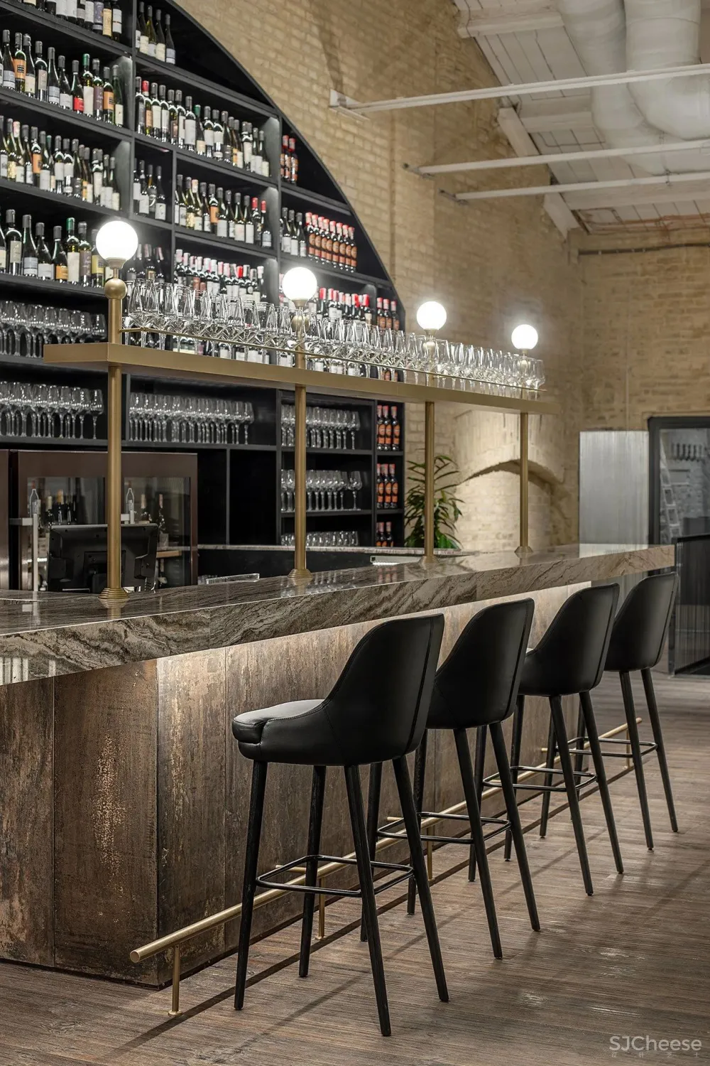 一个18世纪的军火库改造成基辅一个繁华的食品市场