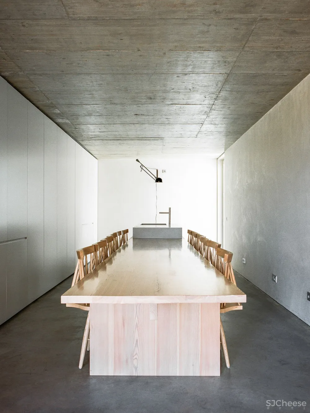 首发｜Aires Mateus 在葡萄牙乡村的泥土里藏了一所混凝土的房子