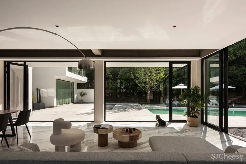 杉树林里的极美民宿