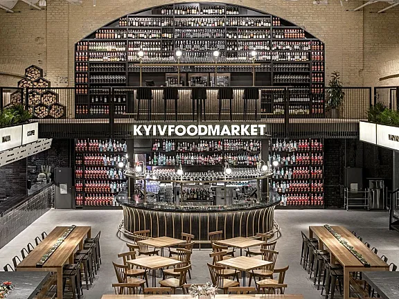 一个18世纪的军火库改造成基辅一个繁华的食品市场