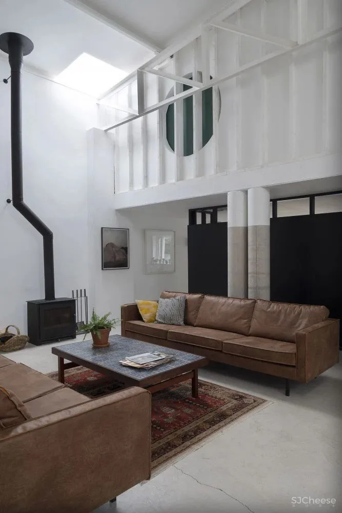 仓库改造成工业风的家,巧开天窗让空间更通透