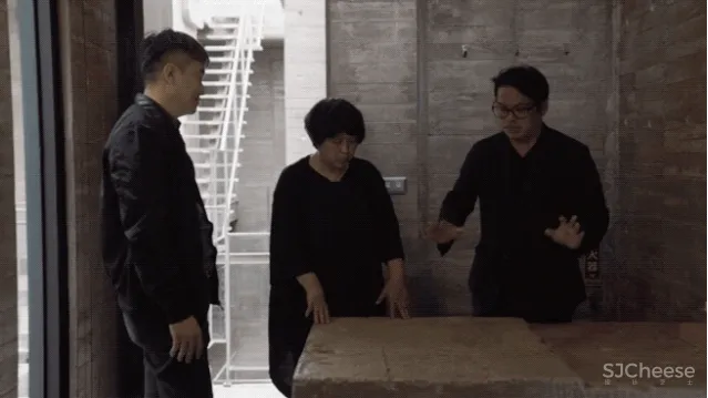 乡下大妈请日本人造房,修了6年,一扇窗都没有