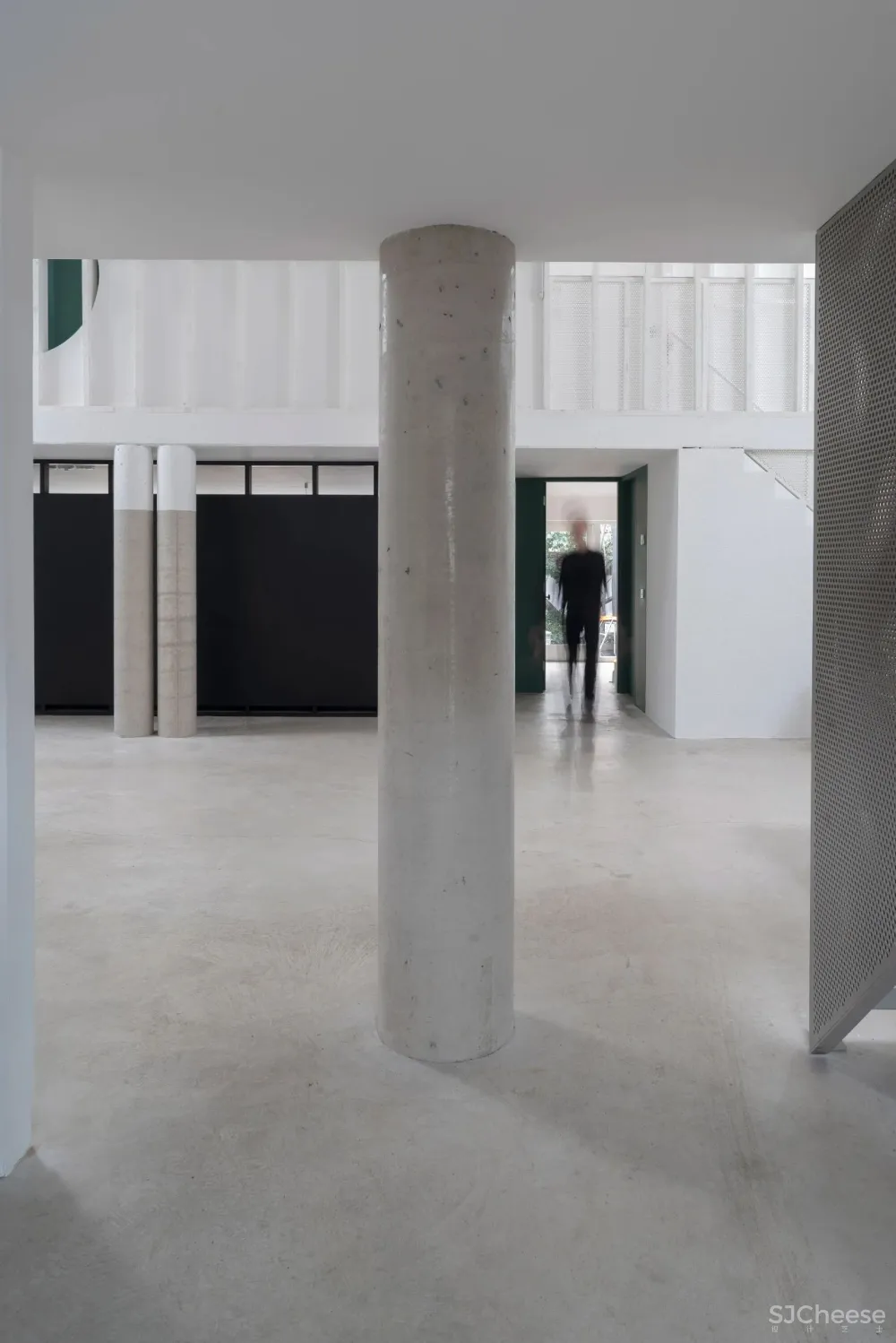 仓库改造成工业风的家,巧开天窗让空间更通透