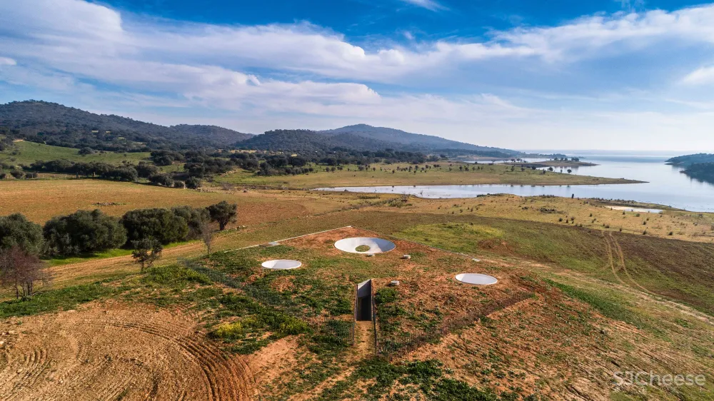 首发｜Aires Mateus 在葡萄牙乡村的泥土里藏了一所混凝土的房子