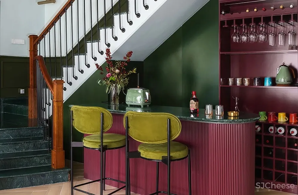 300m²红配绿的大胆设计,极尽“花俏”本事!网友直呼:美到不真实!