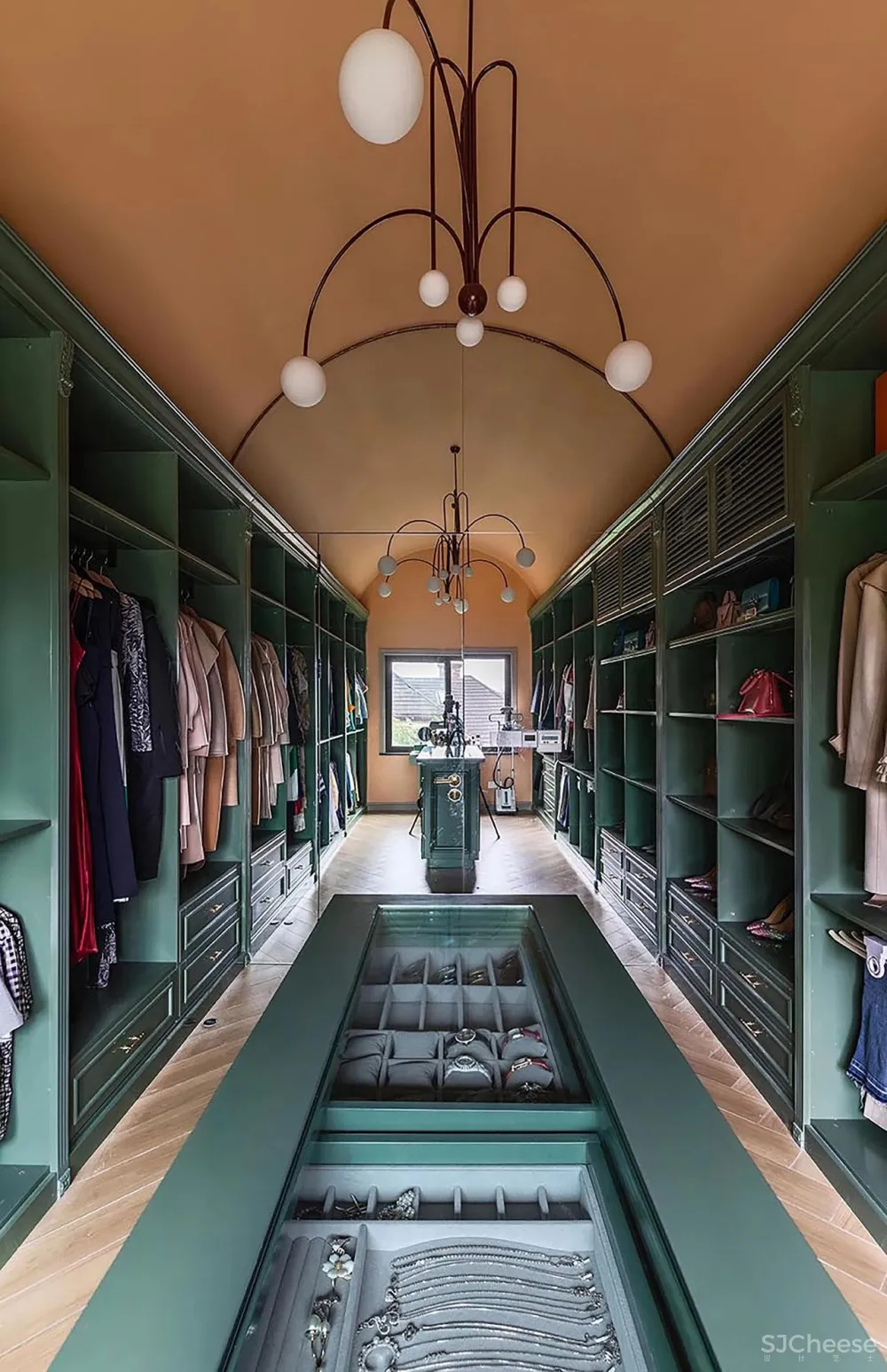 300m²红配绿的大胆设计,极尽“花俏”本事!网友直呼:美到不真实!