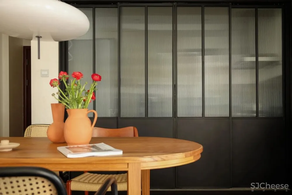 深圳小夫妻花半年时间等待家具漂洋过海，入住这个现代与古典之家