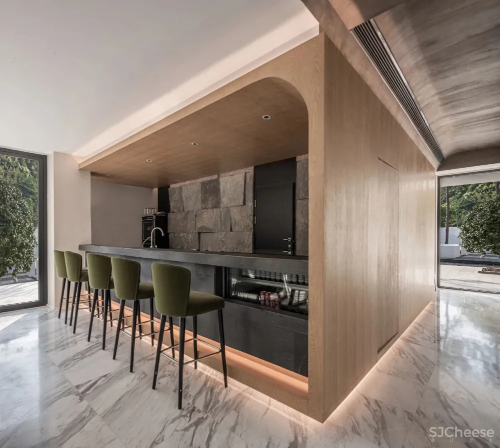 杉树林里的极美民宿