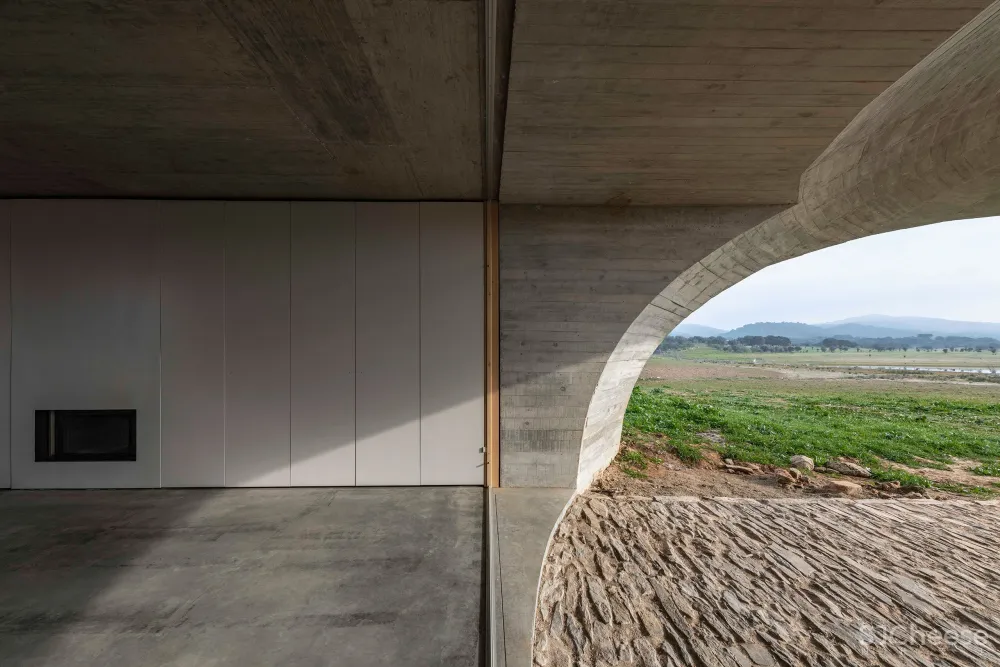首发｜Aires Mateus 在葡萄牙乡村的泥土里藏了一所混凝土的房子