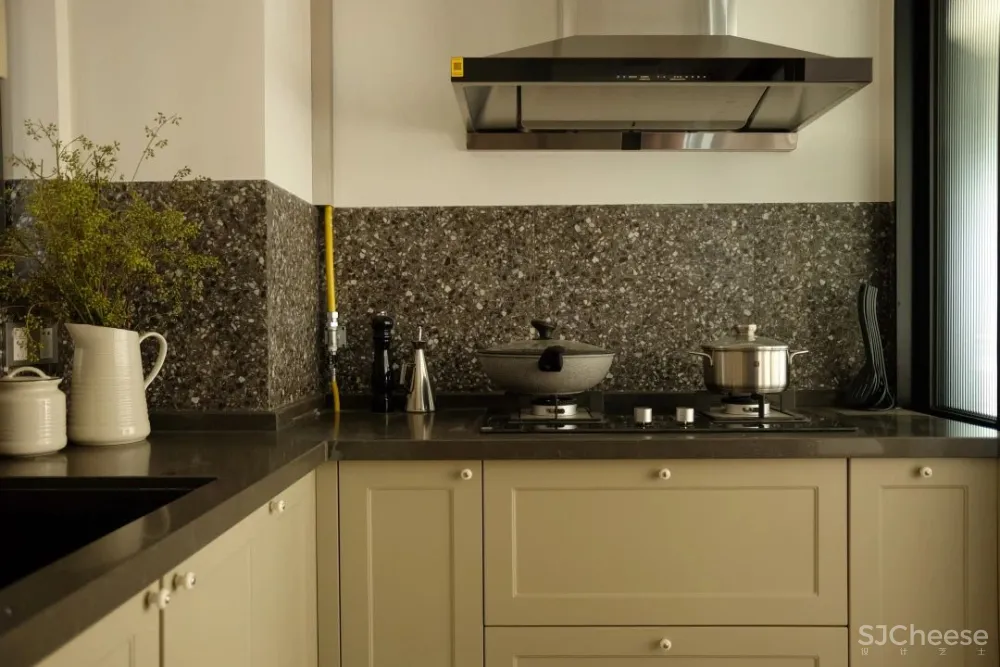 深圳小夫妻花半年时间等待家具漂洋过海，入住这个现代与古典之家