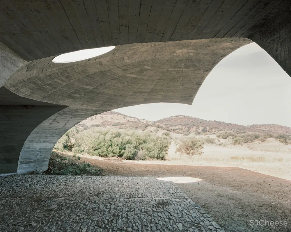 首发｜Aires Mateus 在葡萄牙乡村的泥土里藏了一所混凝土的房子