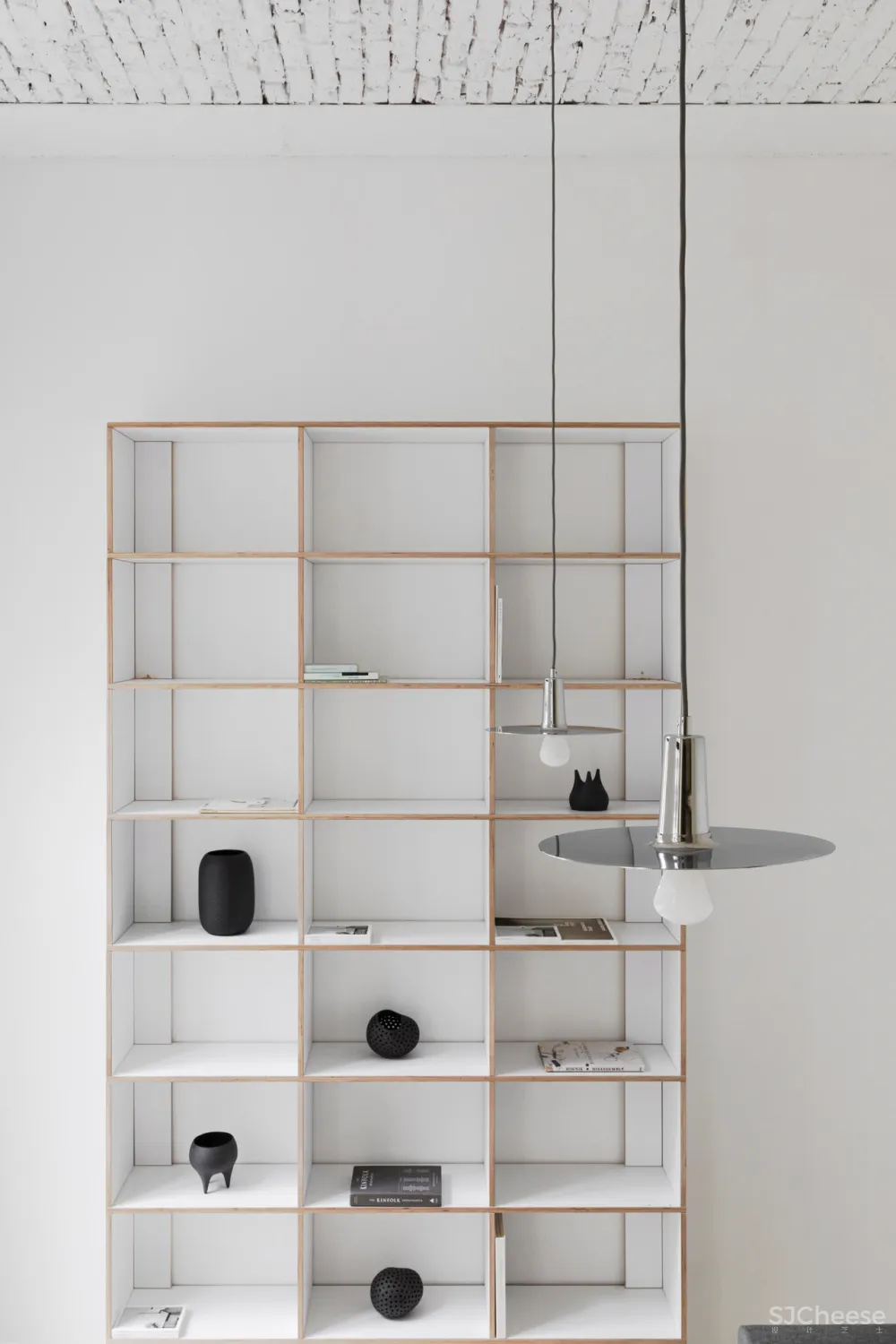 层高 4 米的极简公寓, 做个夹层空间大一倍