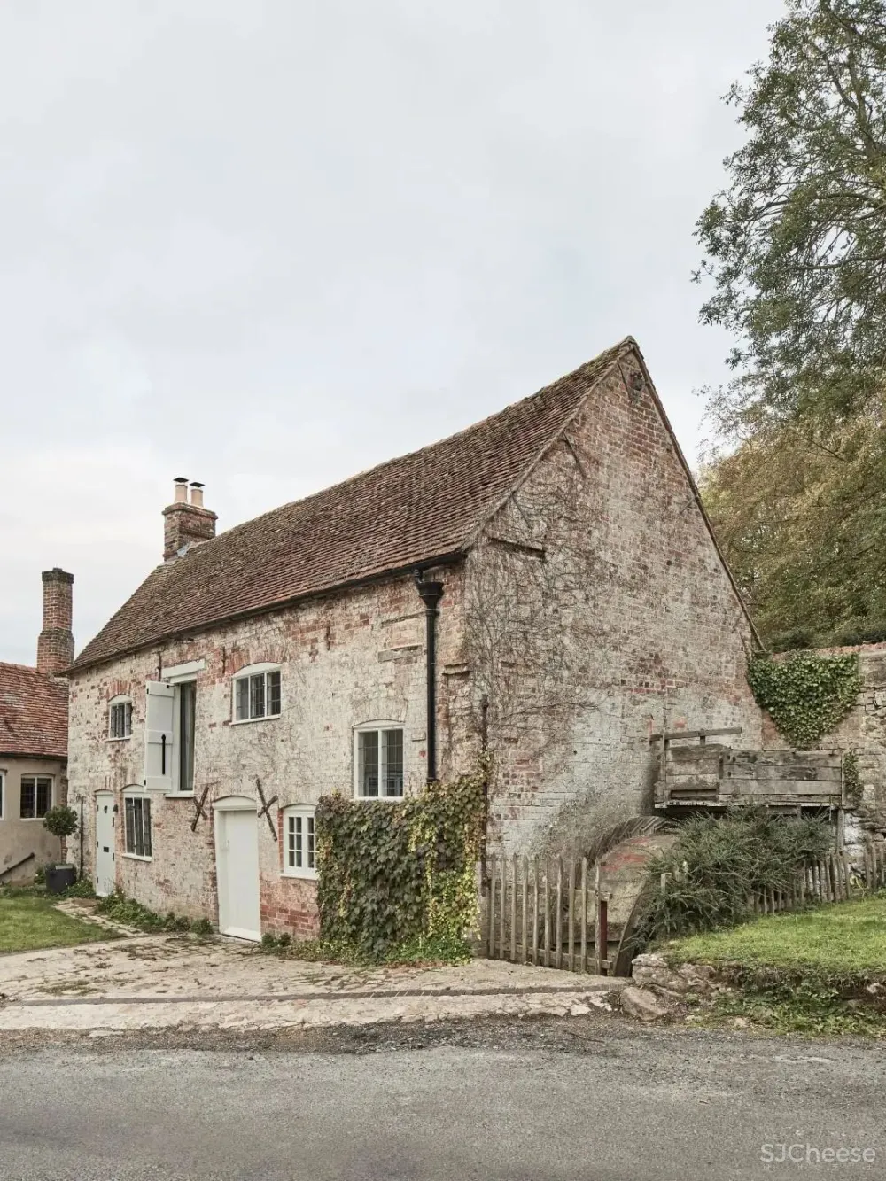 一个百年历史的磨坊，千年历史的遗址：这部电影捕捉了一个永恒的转变