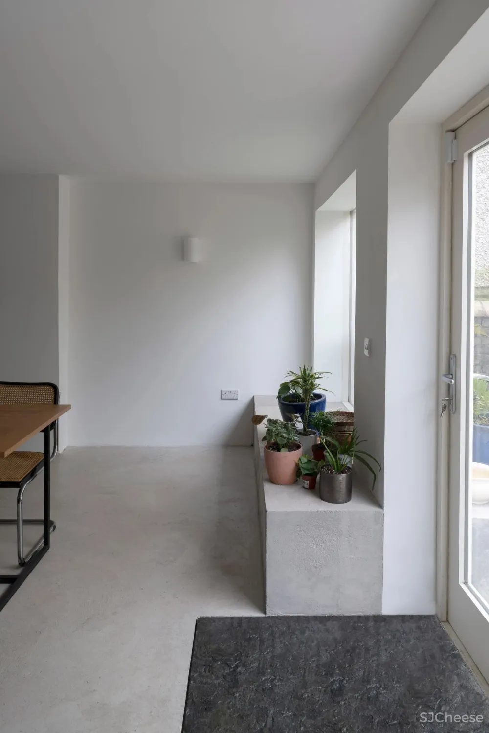 仓库改造成工业风的家,巧开天窗让空间更通透