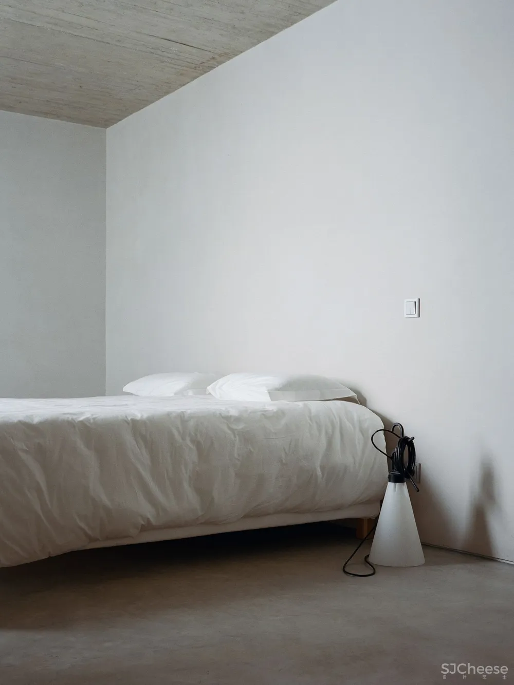 首发｜Aires Mateus 在葡萄牙乡村的泥土里藏了一所混凝土的房子