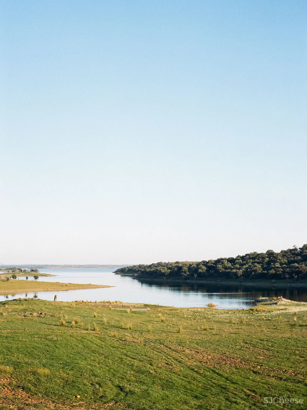 首发｜Aires Mateus 在葡萄牙乡村的泥土里藏了一所混凝土的房子