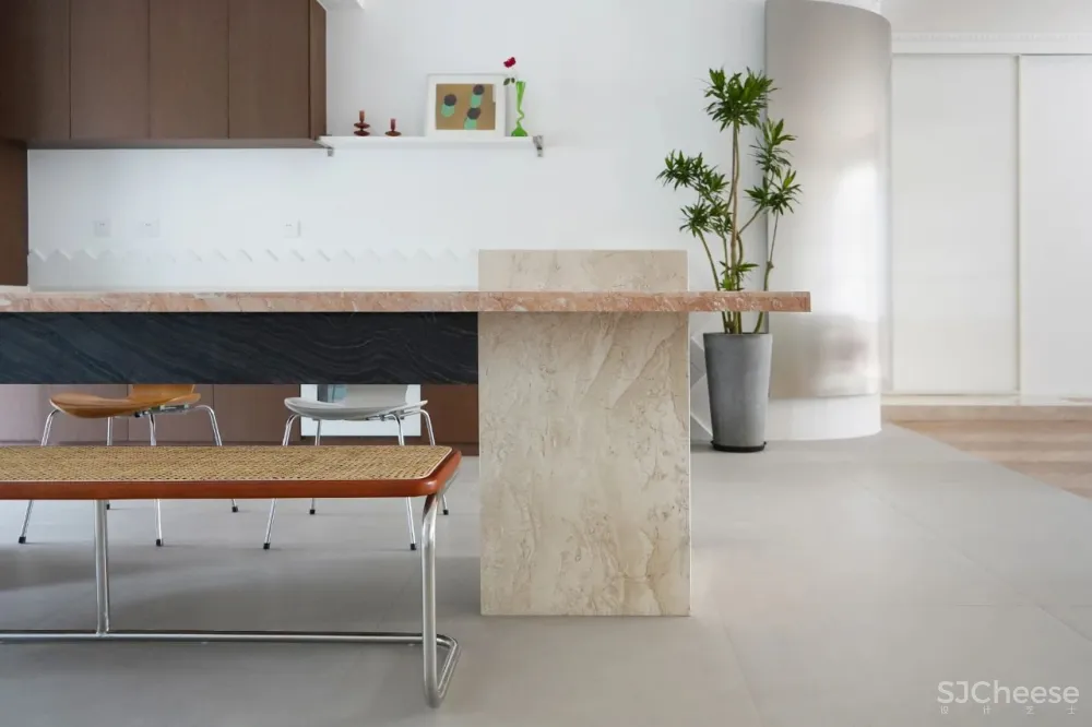 180㎡普通两居室,出彩全靠砸墙和抬高?