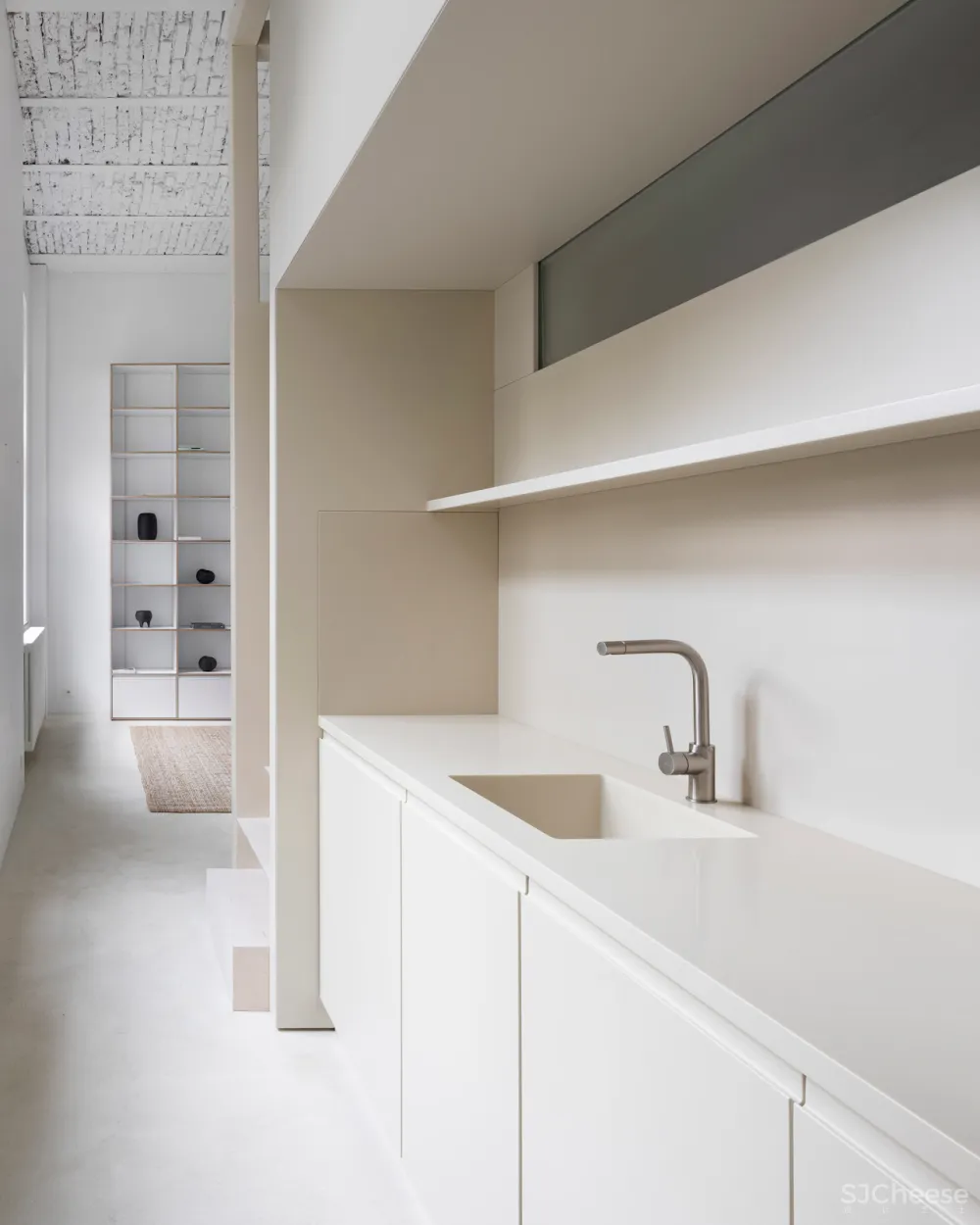 层高 4 米的极简公寓, 做个夹层空间大一倍