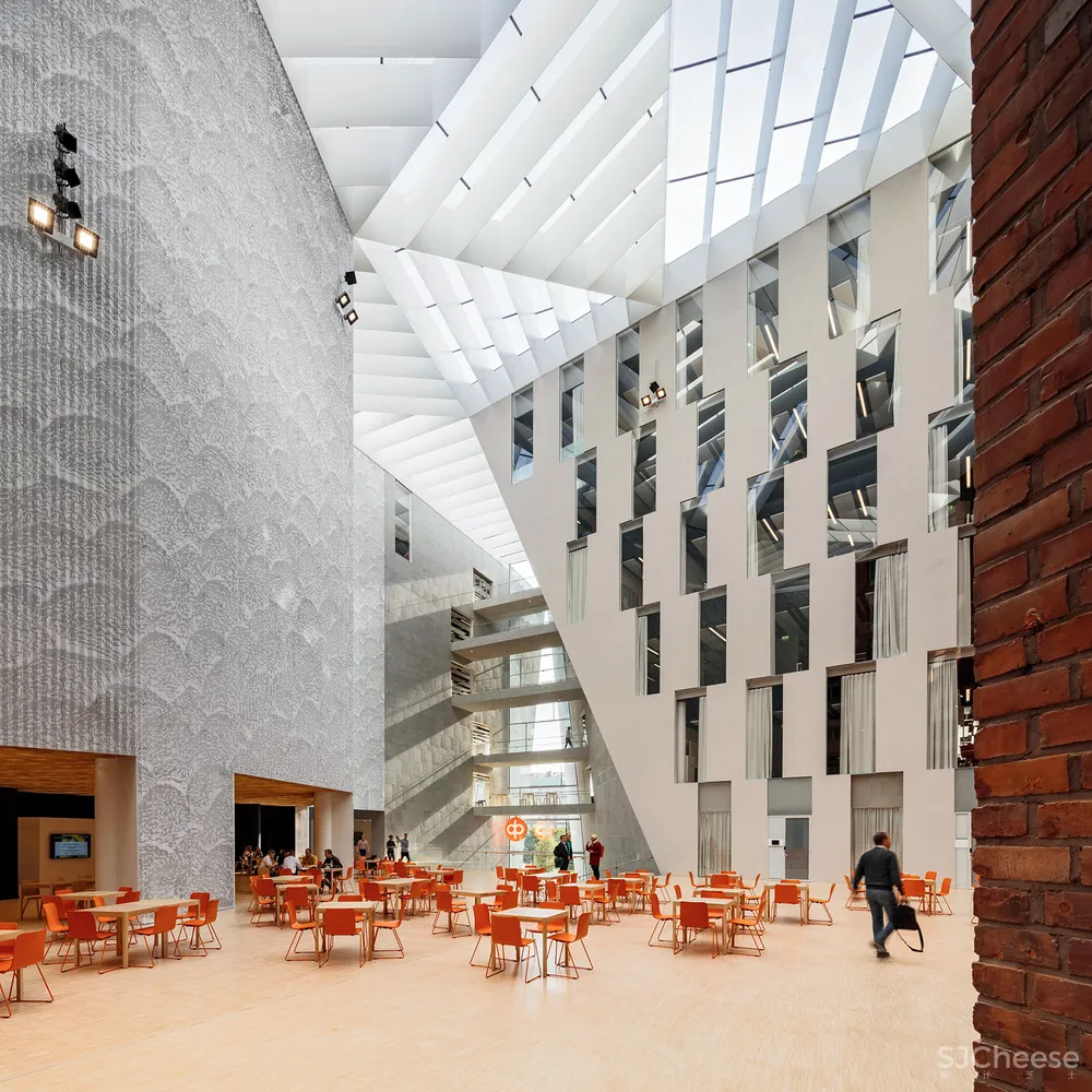 看看芬兰这栋总部大楼,没想到中庭还能这样设计!