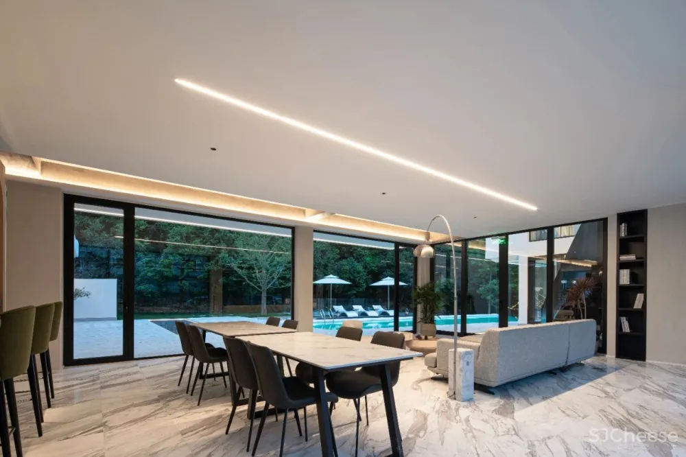 杉树林里的极美民宿