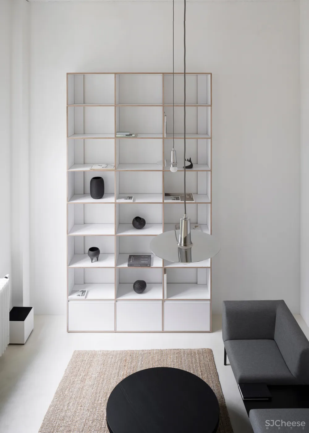 层高 4 米的极简公寓, 做个夹层空间大一倍