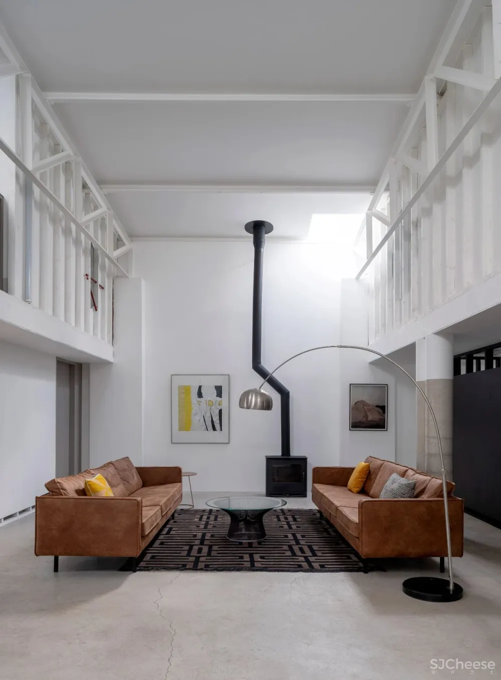 仓库改造成工业风的家,巧开天窗让空间更通透