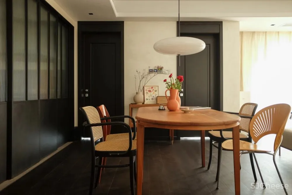 深圳小夫妻花半年时间等待家具漂洋过海，入住这个现代与古典之家