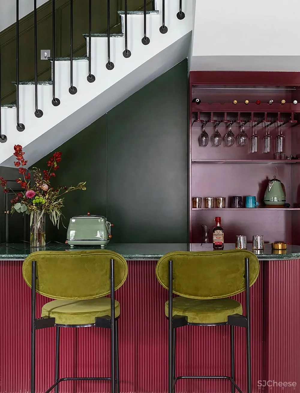 300m²红配绿的大胆设计,极尽“花俏”本事!网友直呼:美到不真实!