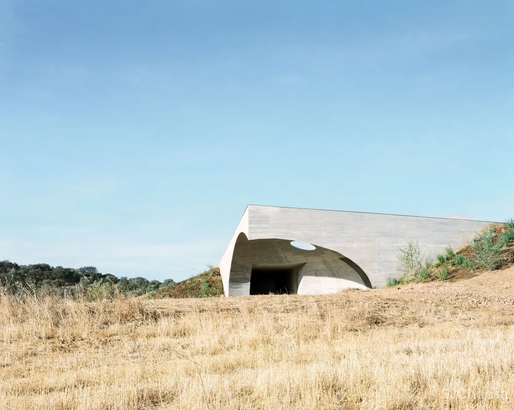 首发｜Aires Mateus 在葡萄牙乡村的泥土里藏了一所混凝土的房子